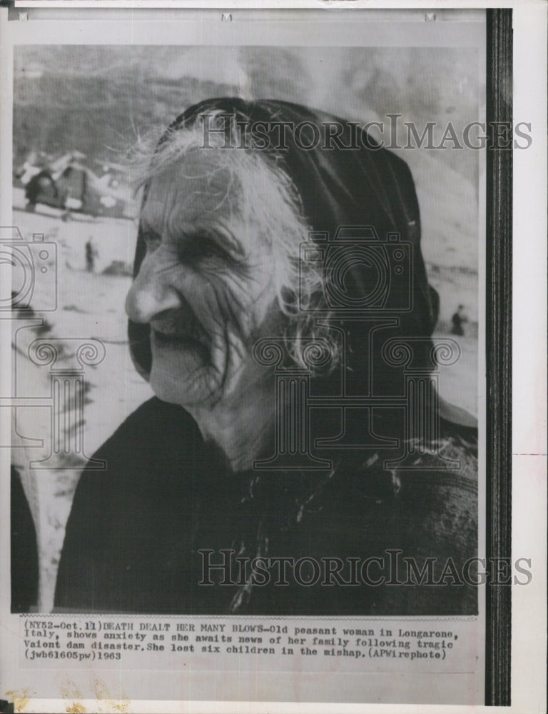 1963 Press Photo Italian Woman Loses six children in dam disaster Longarone Vaio - Historic Images