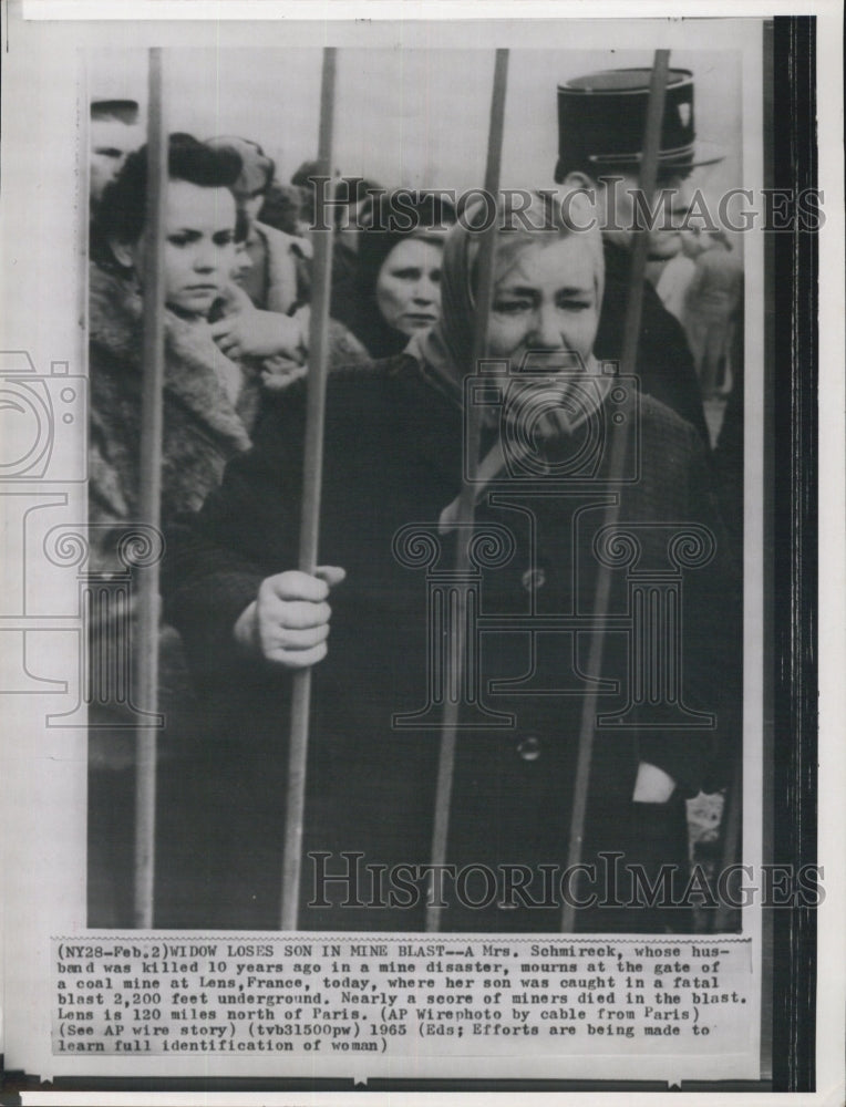 1965 Mrs. Schimereck Mourns at gate coal mine where husband was kill - Historic Images