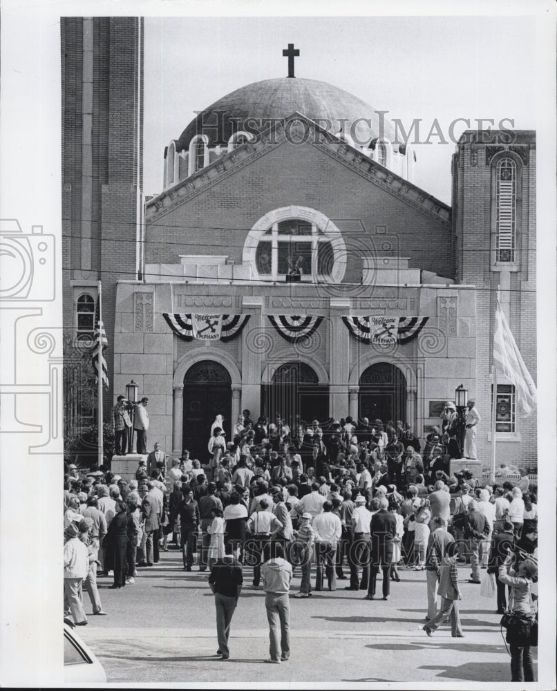 1984 Press Photo People stand outside fo St. Nicholas Greek Orthodox Cathedral - Historic Images