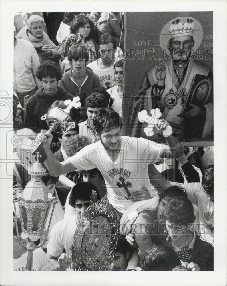 1984 Press Photo Dean Theophilopoulos holding trophy and cross - Historic Images