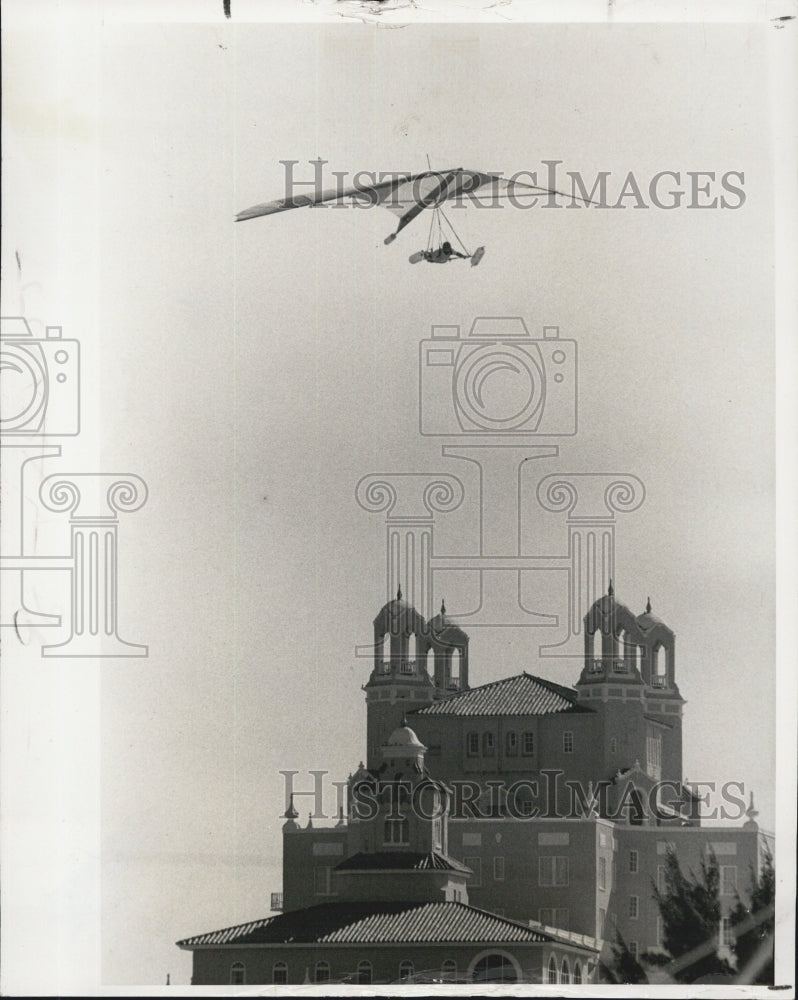 1978 Press Photo Hang Glider Flying Over Don SeSar Hotel ST Petersburg FL - Historic Images