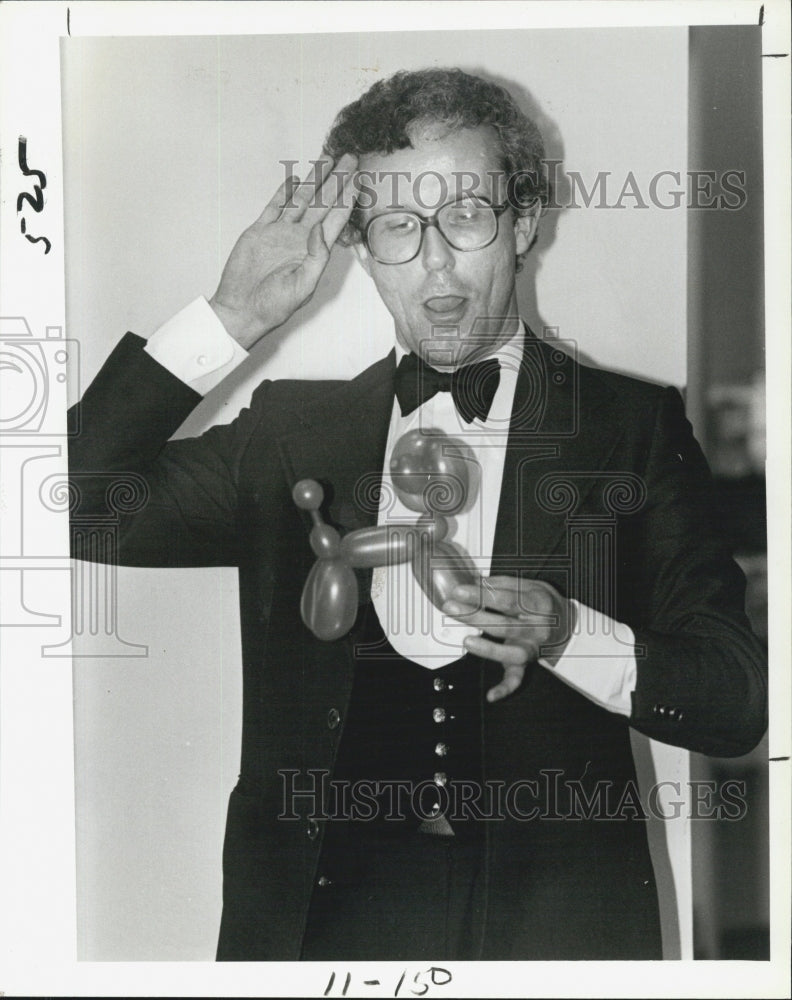 1979 Press Photo Max Howard performing at mall - Historic Images