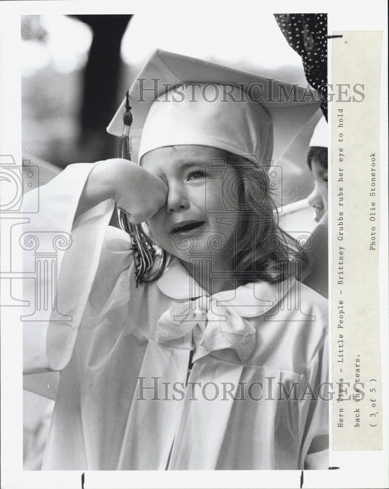 1990 Press Photo Little People Daycare Brittney Grubbs Rubs Eye To Hold Tears - Historic Images