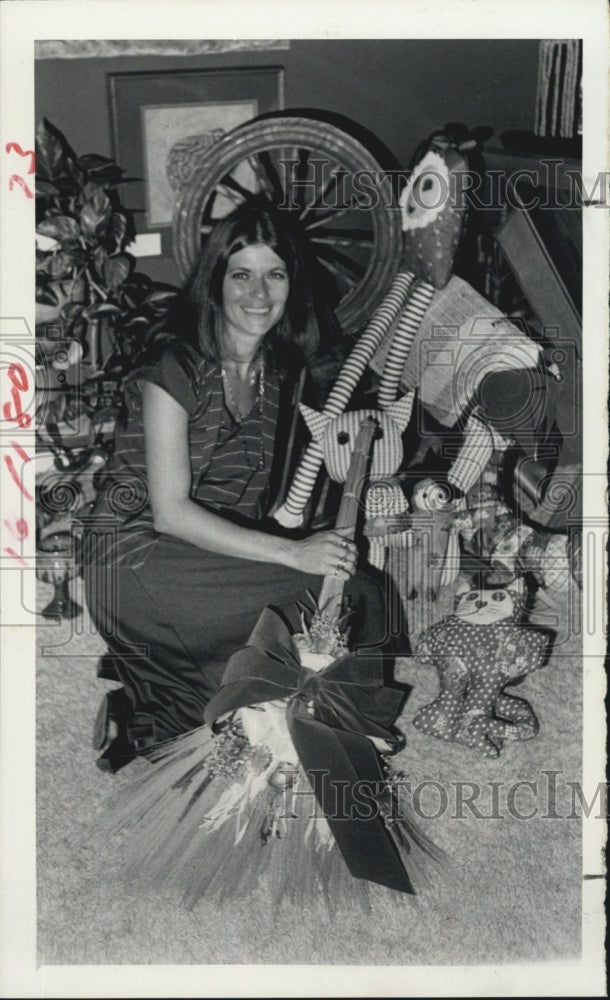 1977 Press Photo Judy Judd Local Artist in Limited Editoin Store Christmas Room. - Historic Images