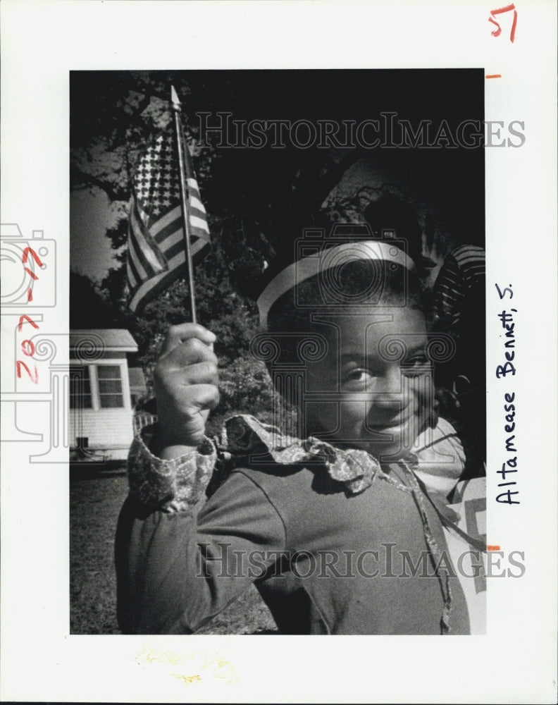 1981 Press Photo Children at Lincoln Day Care plant tree in honor of hostages - Historic Images