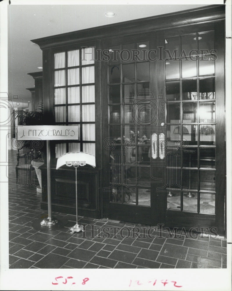 1985 Press Photo Entrance to J. Fitgeralds&#39; in lobby of Lincoln Hotel - Historic Images