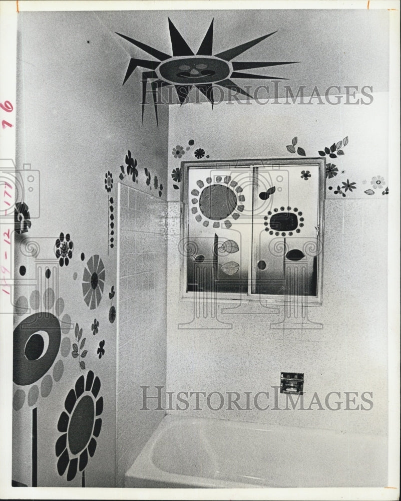 1971 Press Photo Bathroom HAnd Crafts. - Historic Images
