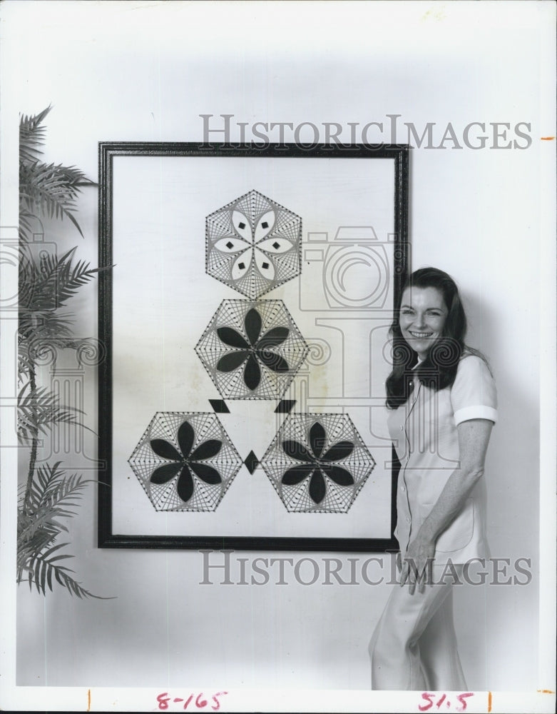 1971 Recording Star Kathleen Emery Shows Home Decor - Historic Images