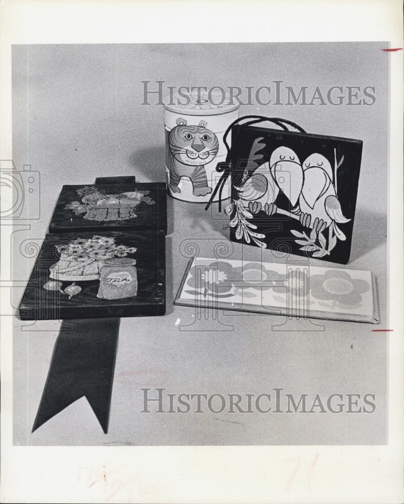 1971 Press Photo Decorative Pieces Made From Pre-Pasted Wallpaper - Historic Images