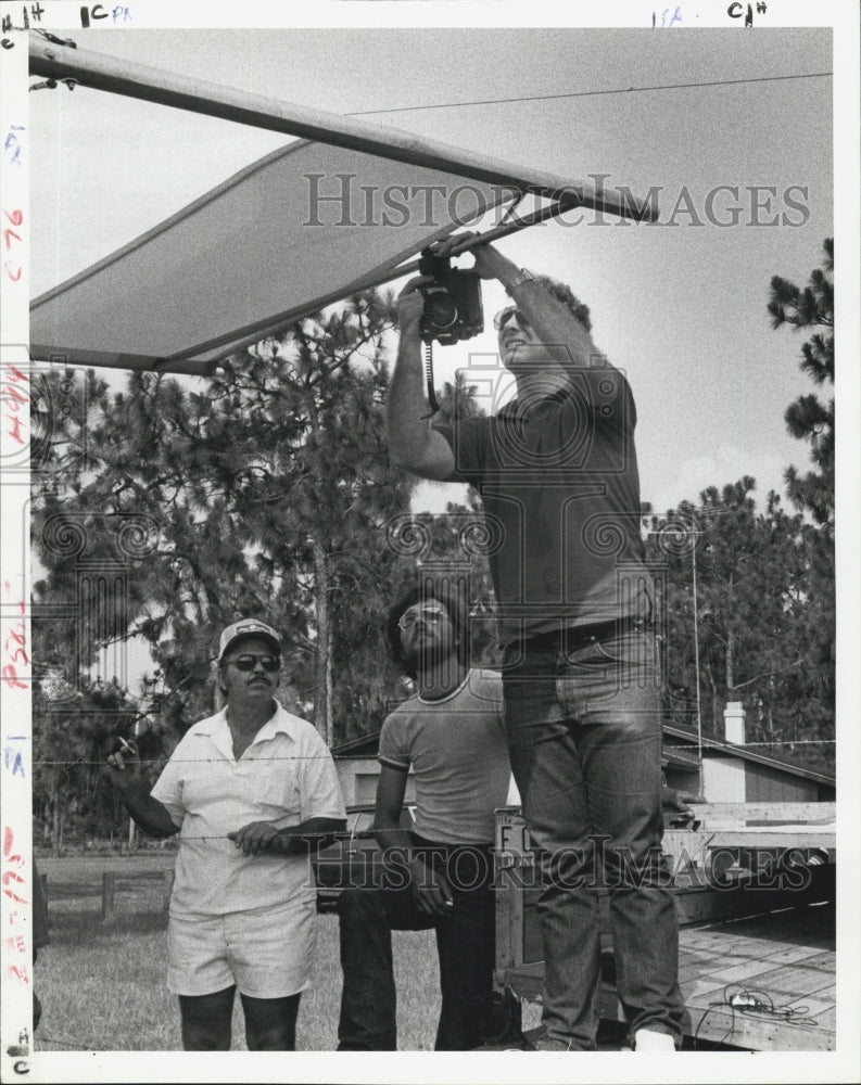 1982 Press Photo Tom Titus and Ray Ross make adjustments to their Ultralight - Historic Images