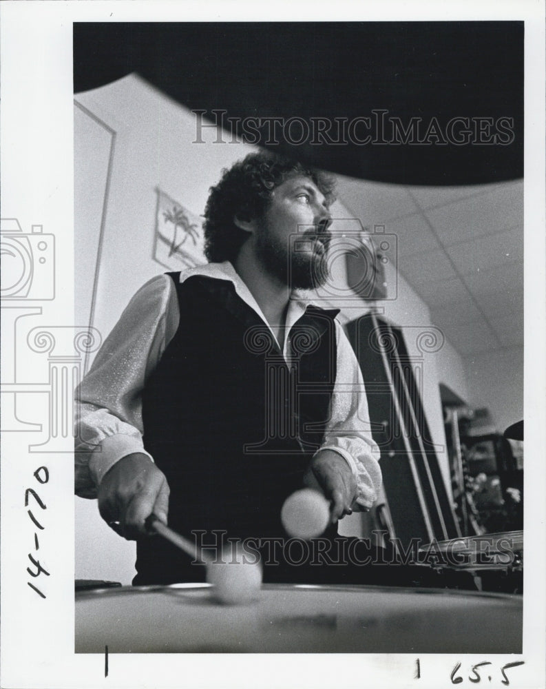 1977 Press Photo Sonny Shake on Drums with the London Flair instrumental group - Historic Images