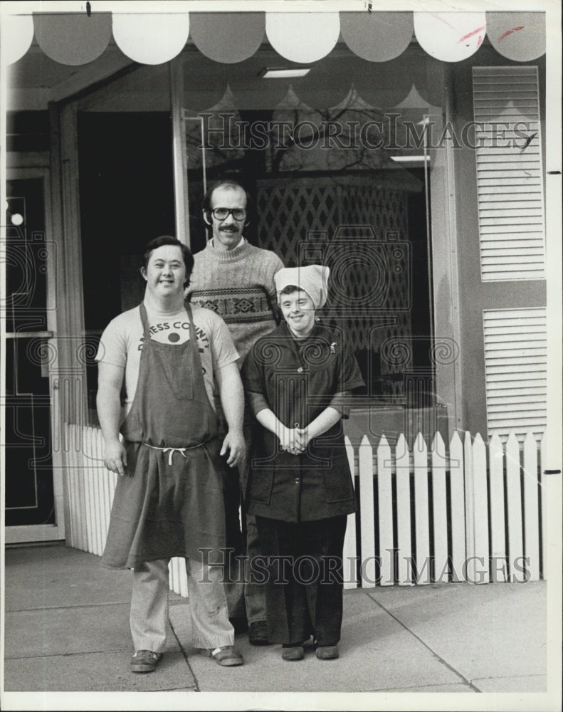 1980 Press Photo Handicapped Bob Robey poses with dishwasher Giles Williams Deli - Historic Images