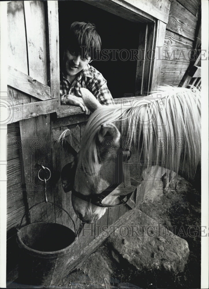 1984 Press Photo Cortland Woods Feeds Horse Life Experience School Handicapped - Historic Images