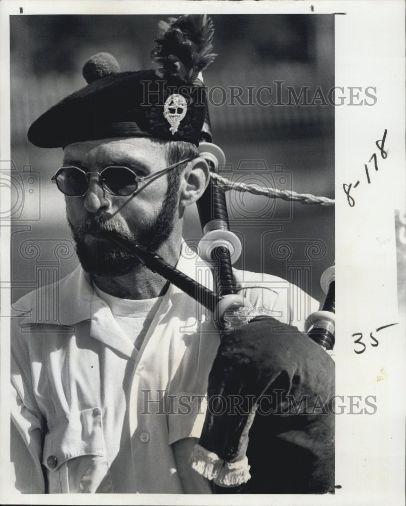 1977 Press Photo Craig Mosier Bagpipes Dunedin Comprehensive High School - Historic Images