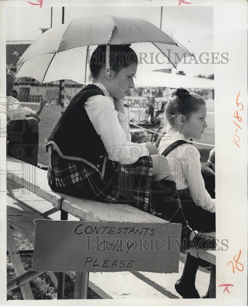 1975 Press Photo Kitty Klinger found a Umbrella Handy at the Highland Games - Historic Images