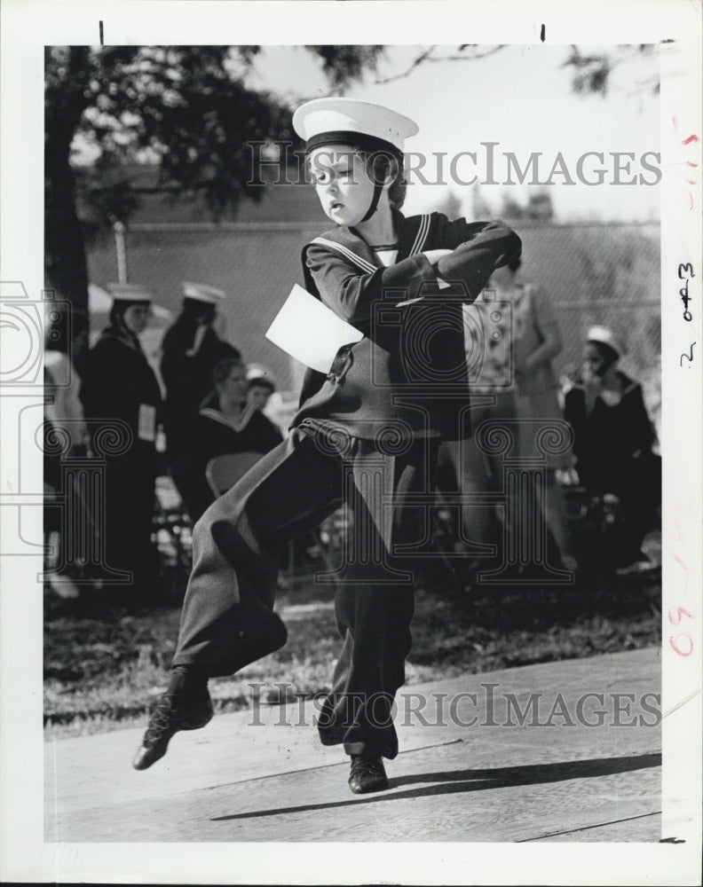 1981 Press Photo Kristen Barrett Does the Sailors Homepipe Dance - Historic Images