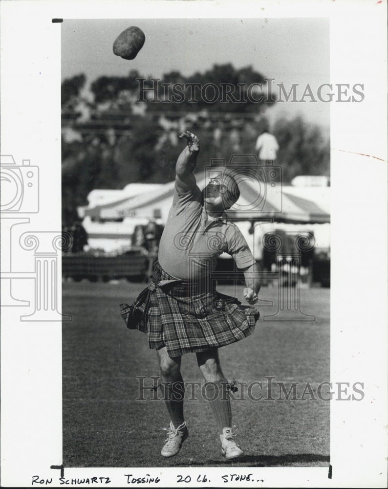 1981 Press Photo Ron Schwartz tossing a 20 pound stone - Historic Images