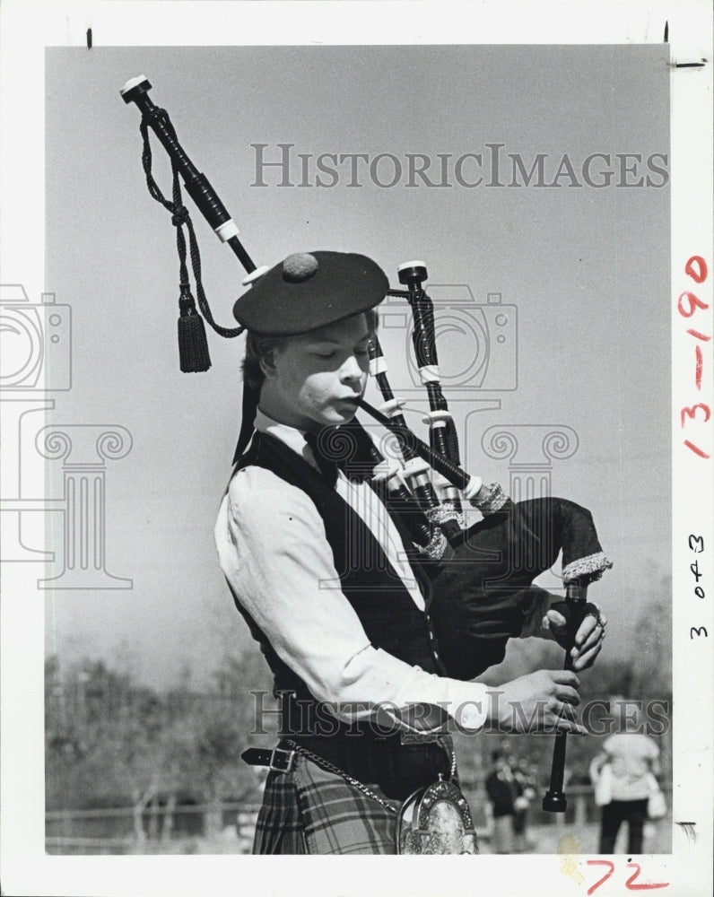 1981 Press Photo Colen Hill Of Windsor Ontario Performs Piping Competition - Historic Images