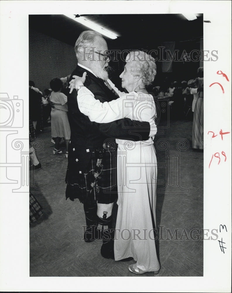 1991 Press Photo Robert Glass and Lene Stewart Enjoys Dance Together. - Historic Images