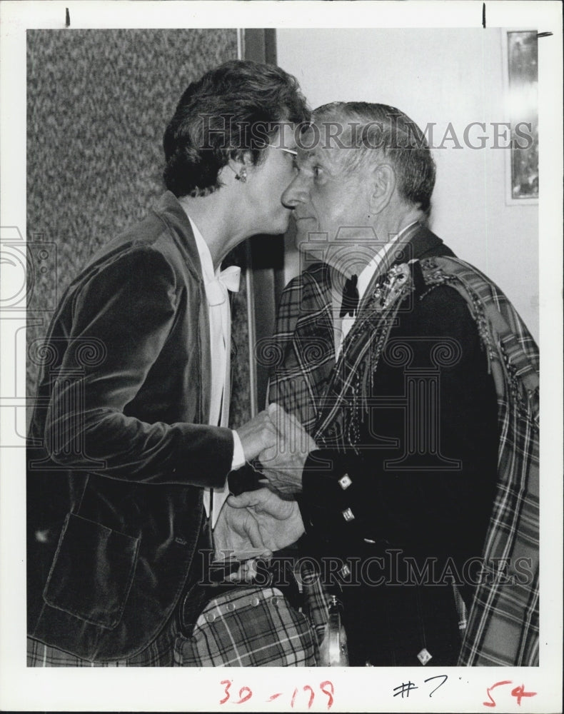 1981 Press Photo Grace Rabeks greet Charles Balnius, Court Deputy of Scottish - Historic Images