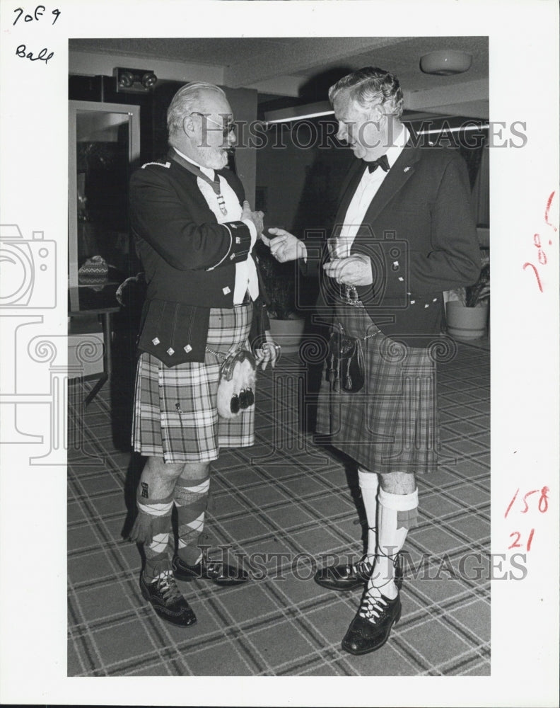 1982 Press Photo Bob Barr looks over some of Fergus McClarty's medals - Historic Images
