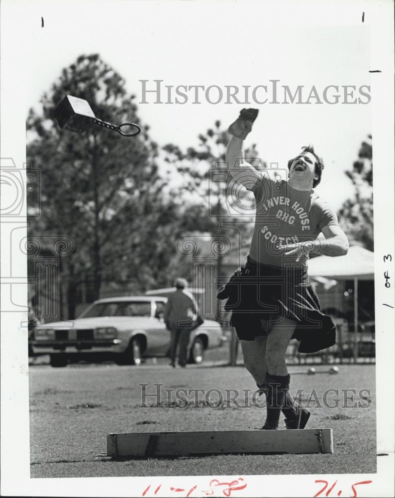 1981 Press Photo David Harrington in the hammer throw Competiton - Historic Images