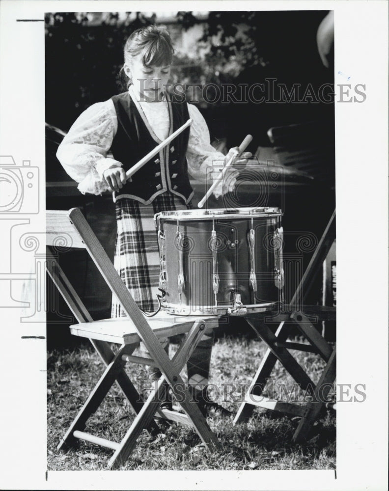 1988 Press Photo Katie Brown Practicing her drum before being Judged - Historic Images