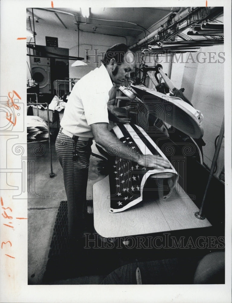 1976 Press Photo Owner of New Port Richey Cleaners Glenwood Prat Pressing a Flag - Historic Images