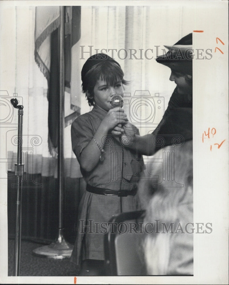 1975 Press Photo Troop Leader Barnie In Brownie Troop 83-New Port Richey FL - Historic Images