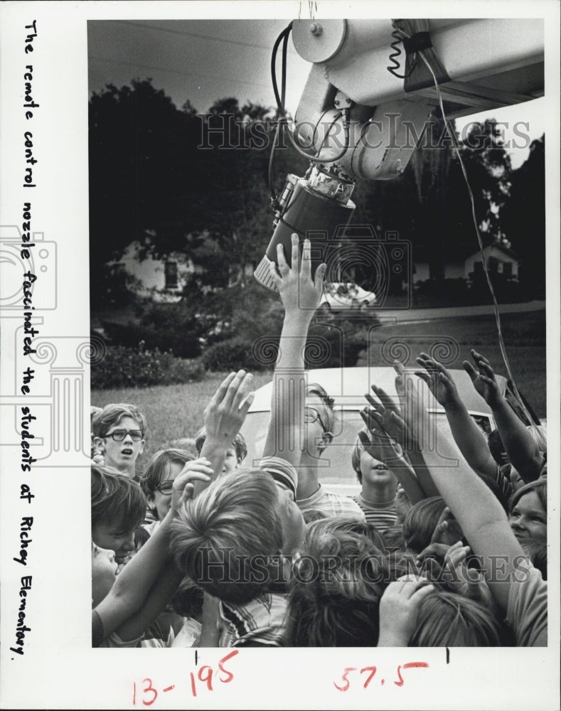 1979 Press Photo The New port Richey Fire Dept.demonstrate a new Tele- Squrt to - Historic Images