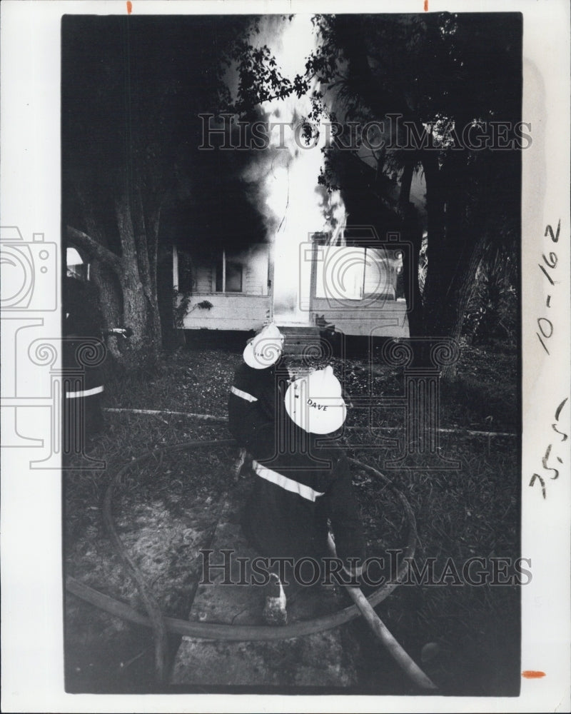 1976 Press Photo The New Port Richey Fire Dept doing a control burn on a house. - Historic Images