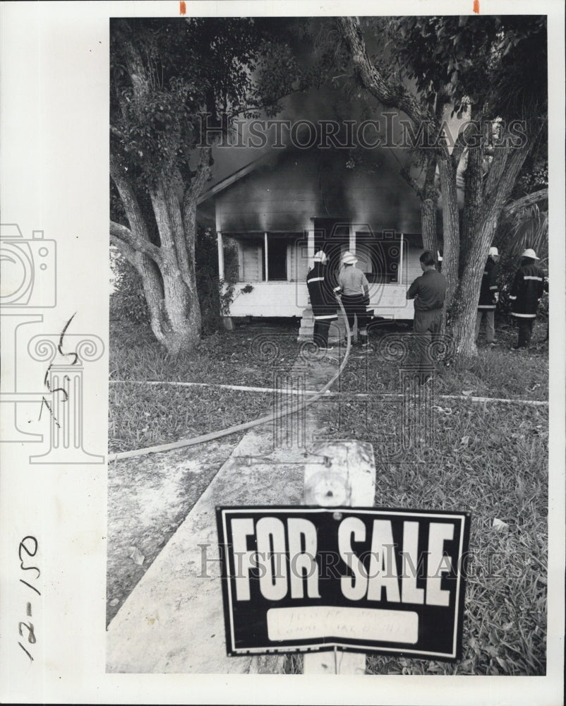 1976Press Photo The owner let the house be  burned the Newport Richey Fire Dept. - Historic Images