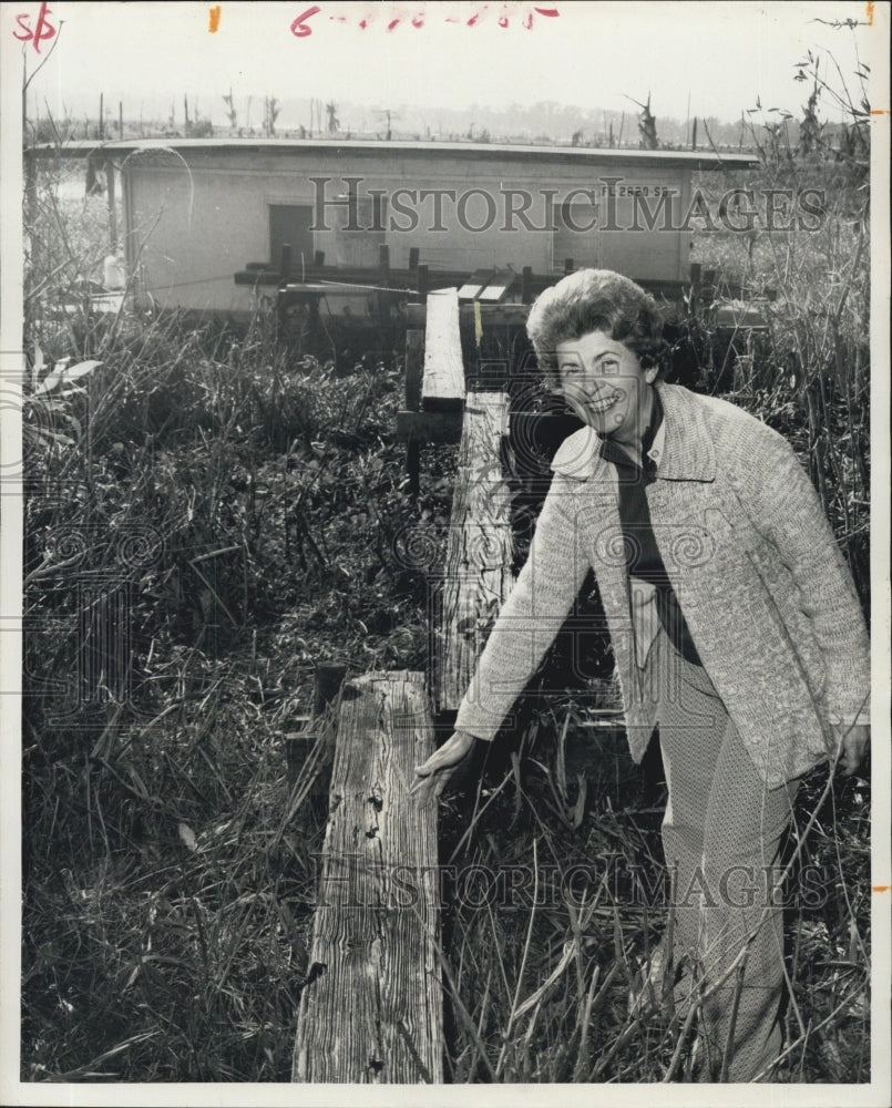 Press Photo Withlacroochee River Mrs. Orville Berger on her Back water property - Historic Images