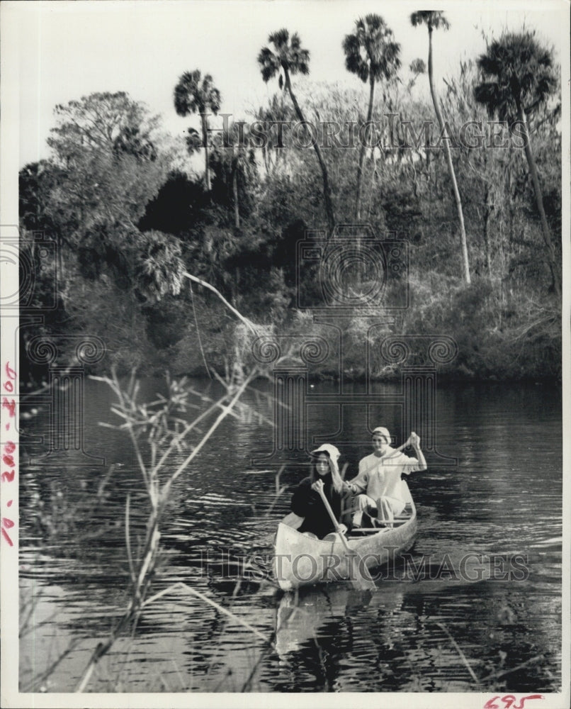 1973 Press Photo Dorothy Pulford and Marissa Silvers paddle in the home boat \ - Historic Images