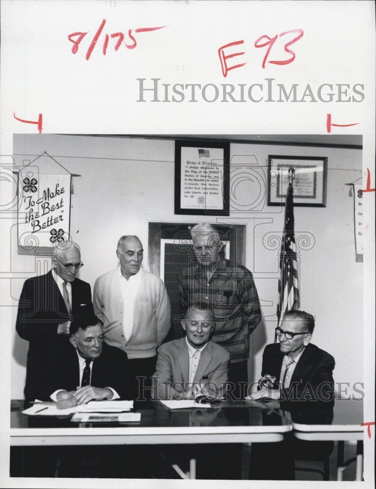 1970 Citizen of Inglls and Yankeetown, meet to attempt to raise the - Historic Images