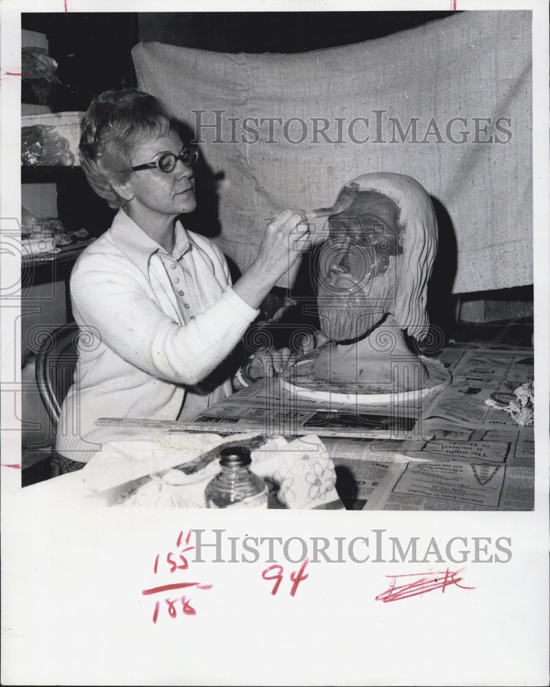 Press Photo Sculpting head of Christ. - Historic Images