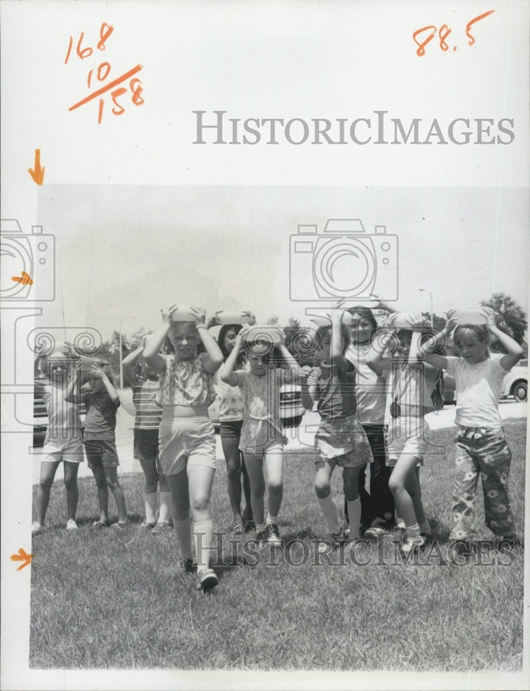 1973 Press Photo Kids Racing with Balloon oh their head - RSG69905 - Historic Images