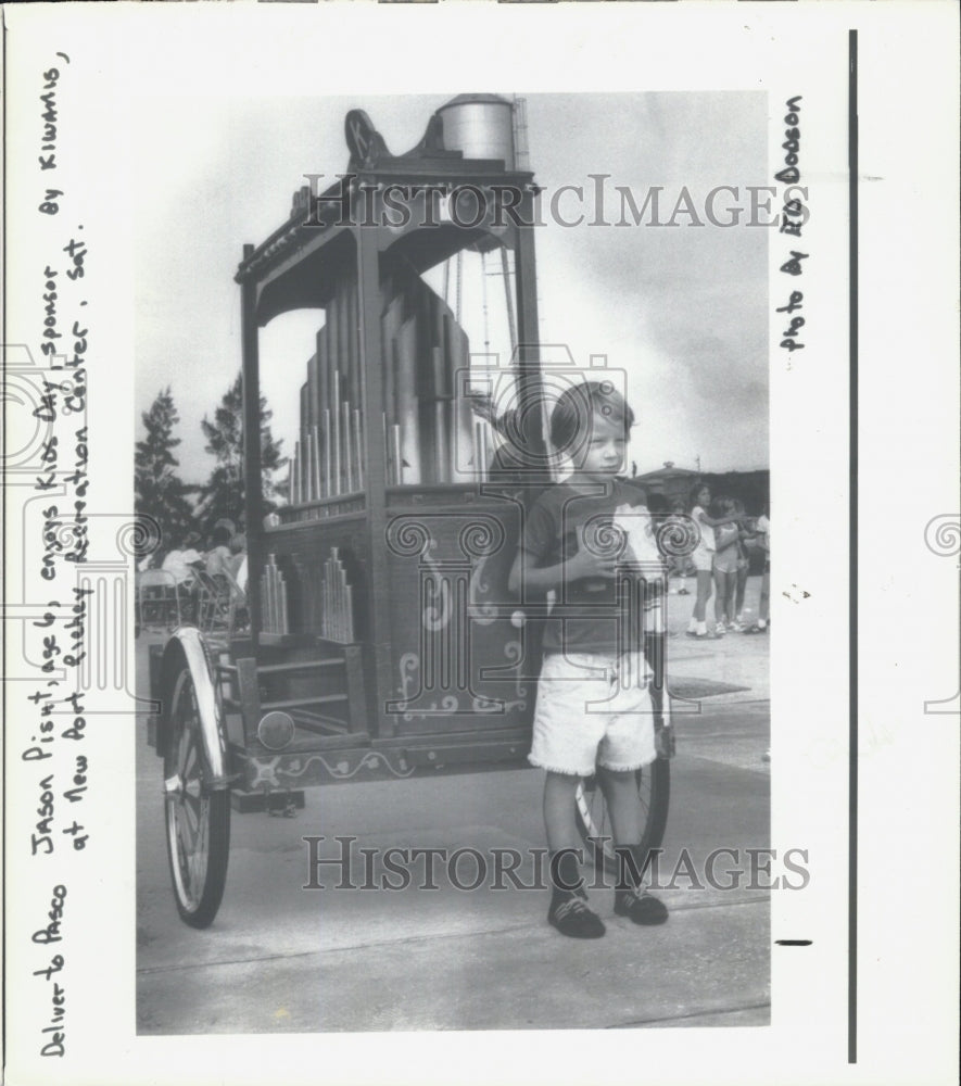 1979 Press Photo Jason Pisut Enjoys his Coke and Popcorn. - Historic Images