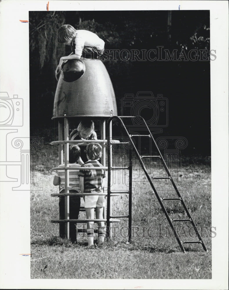 1982 Press Photo Boys play at the New Port Richey Recreation Center. - Historic Images