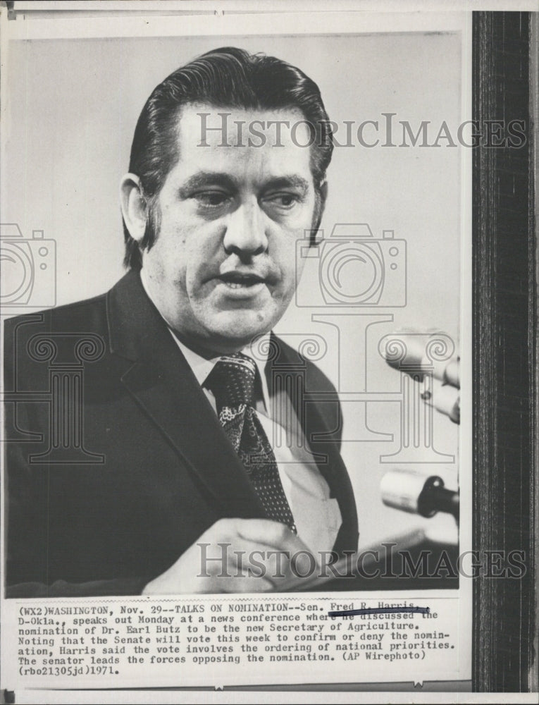 1971 Sen. Fred Harris  of Okla at press conference. - Historic Images