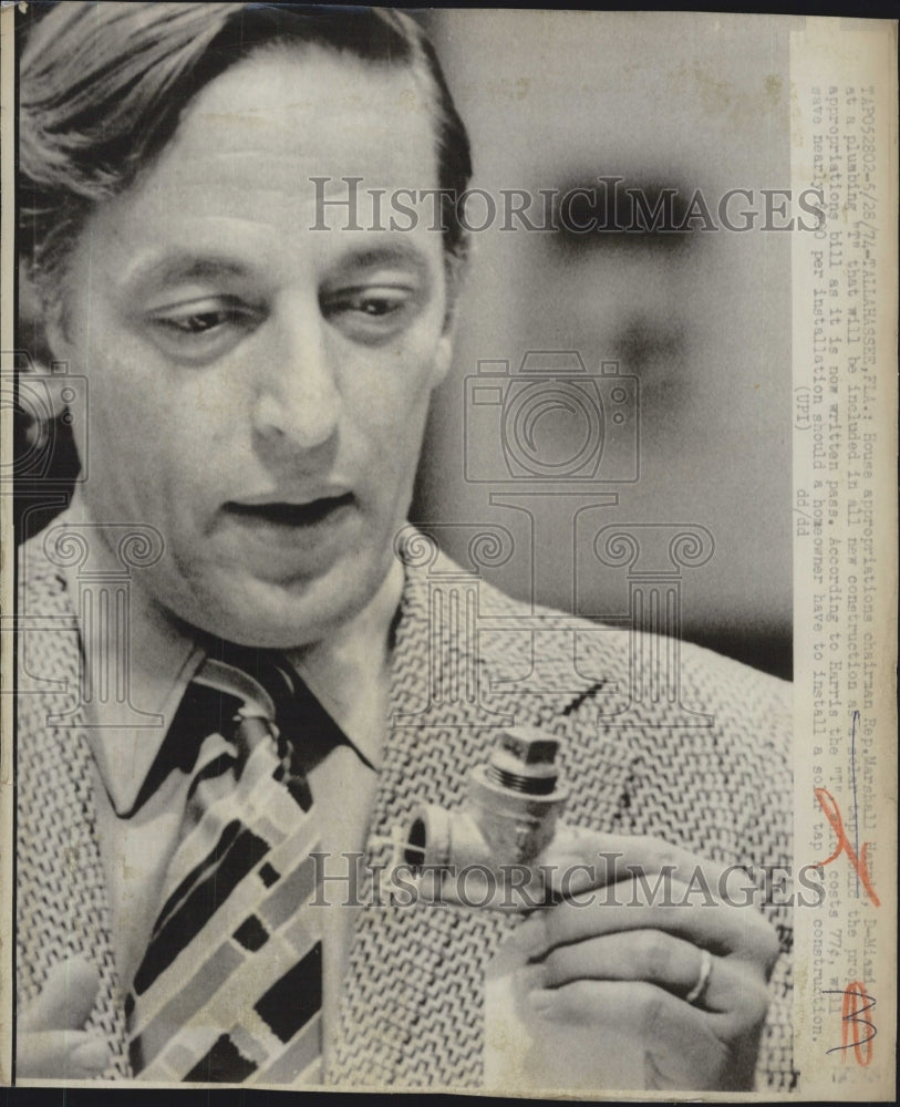 1974 Press Photo Rep. Marshall Harris of Miami holds a plumbing  tube. - Historic Images