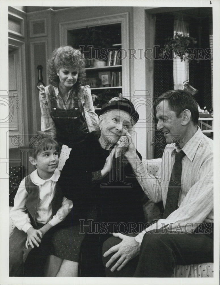 1982 Press Photo Helen Hayes Guest-Stars As Harmless Con Woman In &quot;Love, Sidney&quot; - Historic Images