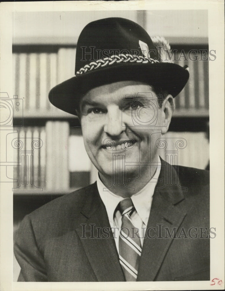 1959 TV Star Peter Lind Hayes Donns Dark Tyrolean - Historic Images