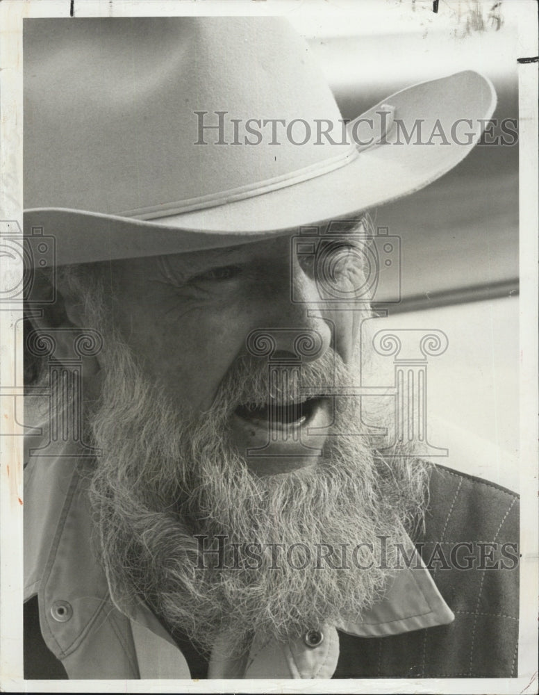 1974 Sterling Hayden Stars As Tycoon In "Fly Me--If You Can Find Me" - Historic Images