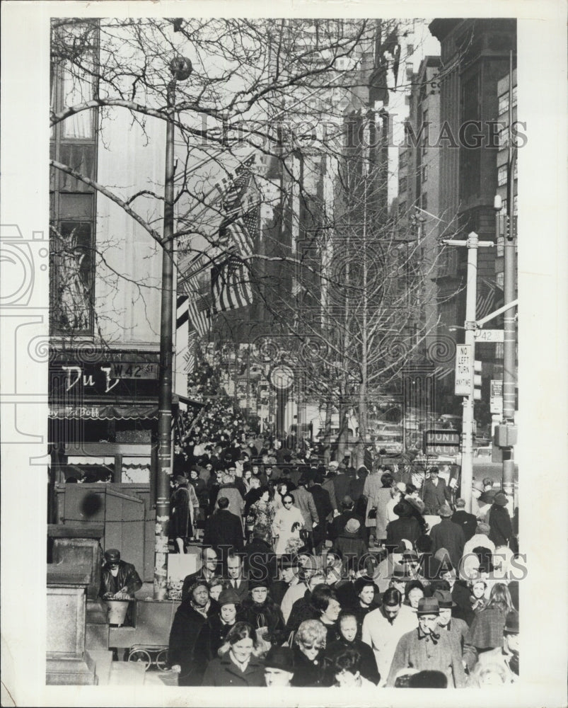 Press Photo Fifth Avenue In New York City Is Crowded With People - Historic Images