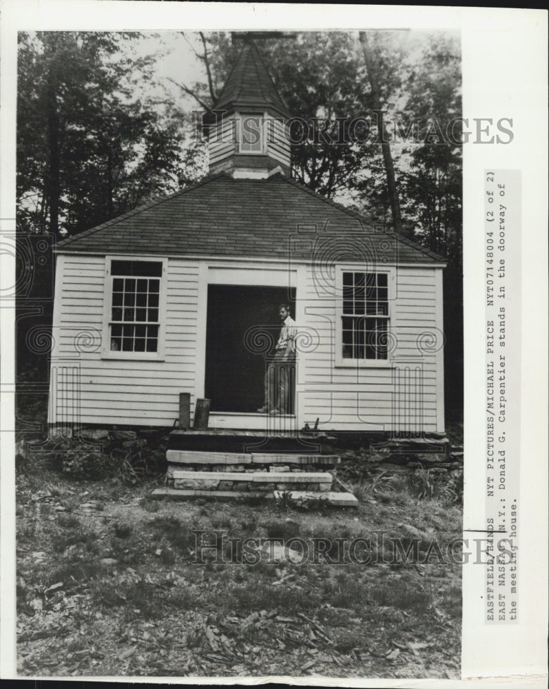 1980 Press Photo Donald Carpenter the Doorway of the meeting house - Historic Images