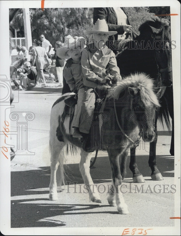 1974 Yonng Members Of Ridin&#39; High Saddle Club Ride In Parade - Historic Images