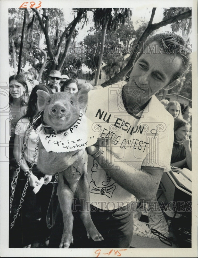 1974 Press Photo Porker Wins Prize In New Port Richey Anniversary Celebration - Historic Images