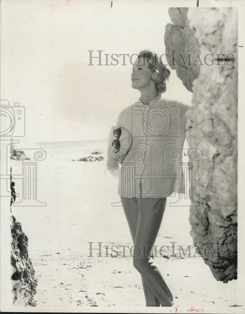 1964 Dina Merrill Stars In The Rogues Episode "The Personal Touch' - Historic Images