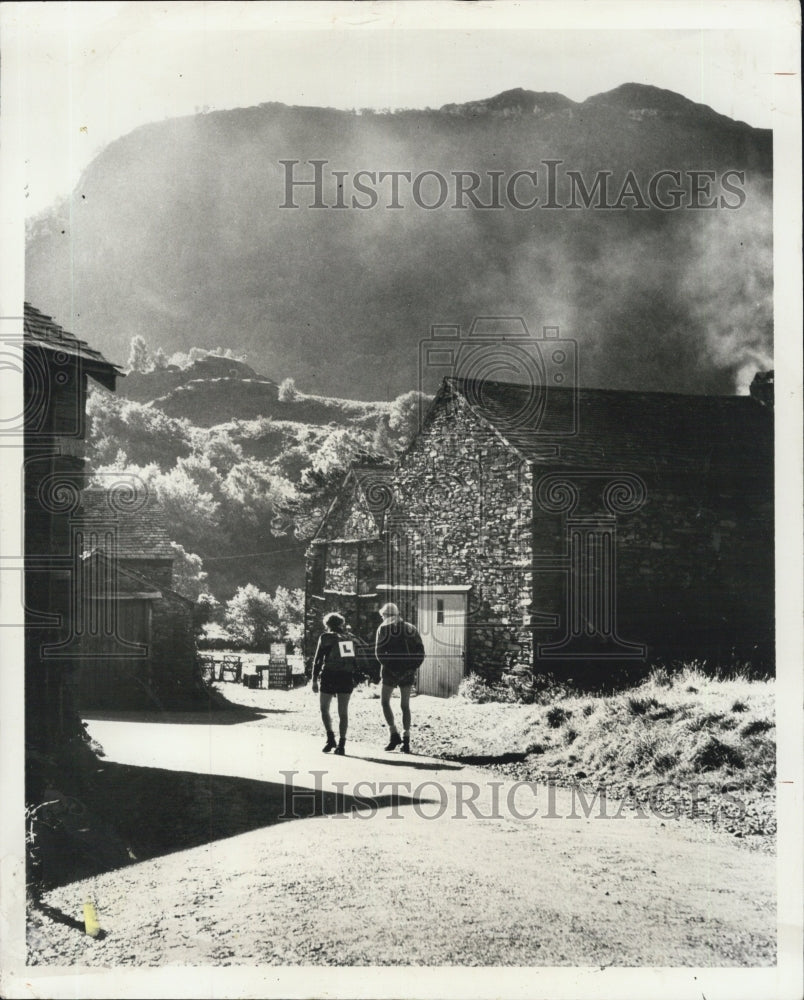 1973 walkers Britain&#39;s Lake District road - Historic Images